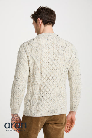 Der Wollpullover ist von hinten gezeigt.