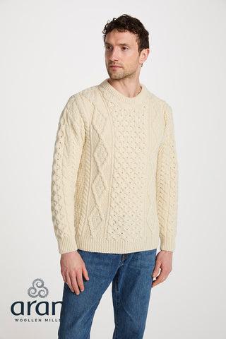 Der Wollstrickpullover ist unisex.