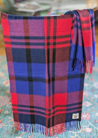 Zu sehen ist ein breiter Kaschmir Tartan Schal im Blackwatch Classic Check in den Farben Rot, Blau, Schwarz