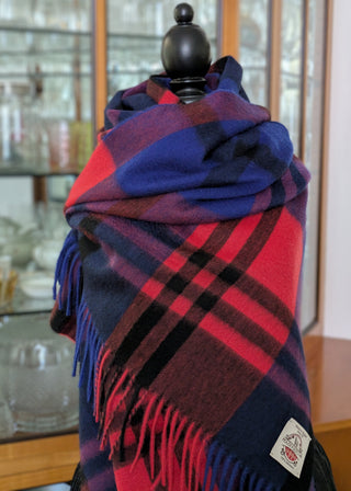 Zu sehen ist ein Ausschnitt des Musters des breiten Kaschmir Tartan Schals im Blackwatch Classic Check in den Farben Rot, Blau, Schwarz