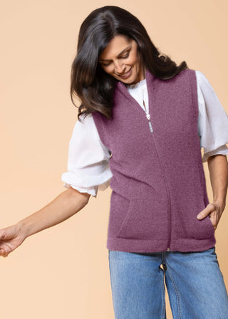 Zu sehen ist ein Strickgilet mit Zipp und Taschen in der Farbe Mauve