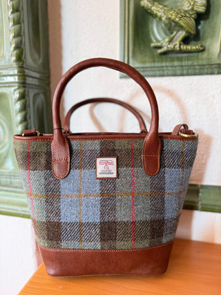 Die Handtasche kann einfach so mit den Griffen getragen werden.