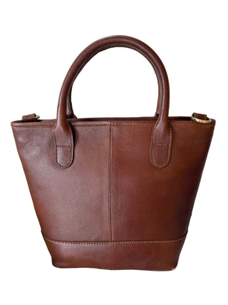 Die Handtasche ist hinten vollständig mit Leder ausgeführt.