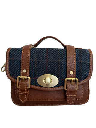 Die kleine Satchel Bag ist von vorne zu sehen. Sie öffnet sich mit dem Drehknopf.