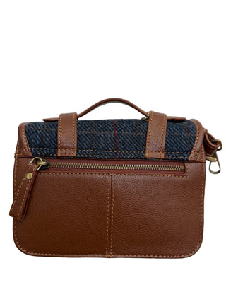 Die kleine Satchel Bag ist von hinten zu sehen: gut erkennbar das kleine Reißverschlussfach.