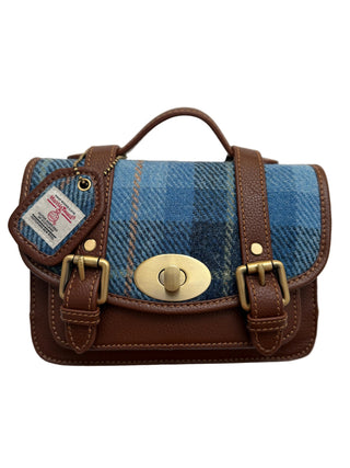 Die kleine Satchel Bag ist von vorne abgebildet. Sie lässt sich mit dem Drehknopf aus messing öffnen.