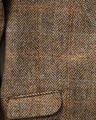 Detailaufnahme des Harris Tweed Sakkos in der Farbe sand herringbone.