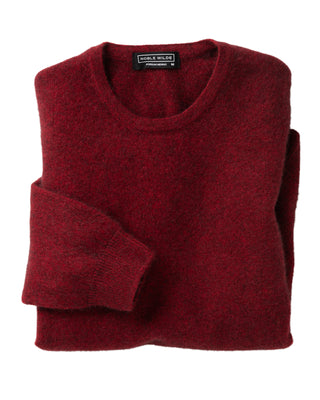 Der Herrenpullover in Rundhals in der Farbe sangria (rot).