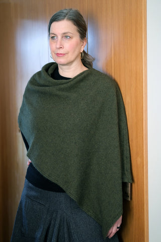 Noble Wilde Poncho/Cape aus Merino Possum Avoka Grün