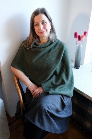 Noble Wilde Poncho/Cape aus Merino Possum Jungle Grün