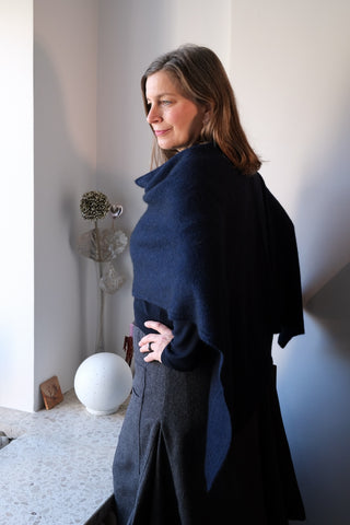 Noble Wilde Poncho/Cape aus Merino Possum Maritime Dunkelblau