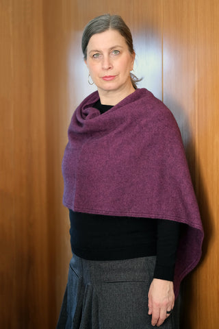 Noble Wilde Poncho/Cape aus Merino Possum Twilight Purple