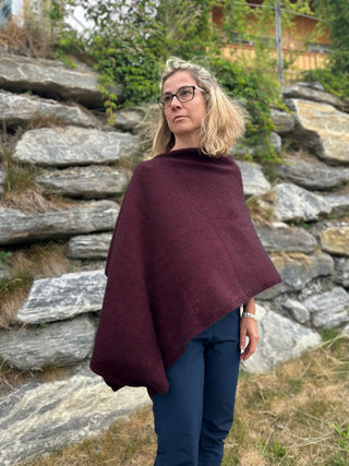 Das Cape ist bei Tageslicht zu sehen. Es ist schräg über die Schulter getragen.