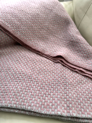 Dicke Wolldecke in alt rosa mit hellgrau im Design Tabby