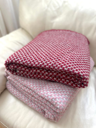 Dicke Wolldecke in rot im Design Tabby