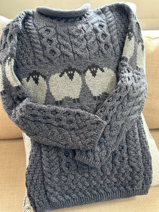 Pullover Irischer Zopfstrick aus Merinowolle mit Schafen dunkelgrau