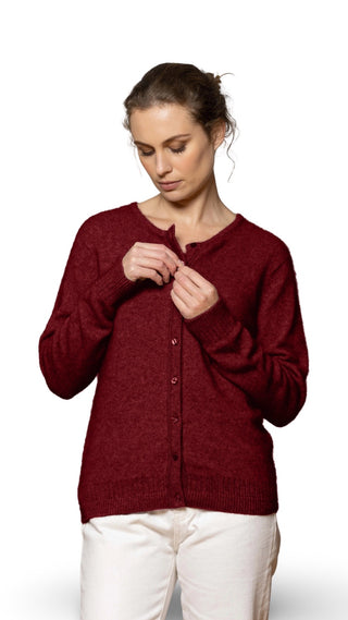 Noble Wilde Strickweste (Knöpfe) aus Merino Possum Sangria rot
