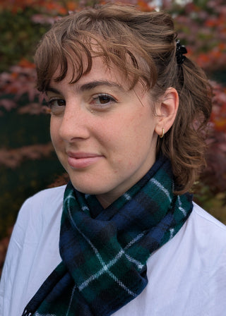 Zu sehen ist ein klassischer karierter Lammwollschal im Tartan Lamont Modern. Farbstellung Dunkelblau, Dunkelgrün, Schwarz und Weiß