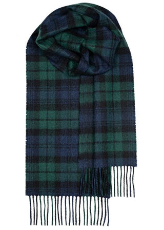 Zu sehen ist ein karierter Lammwollschal im Blackwatch Tartan. Farbstellung Dunkelblau, Dunkelgrün und Schwarz