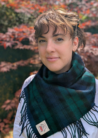Zu sehen ist ein karierter Lammwollschal im Blackwatch Tartan. Farbstellung Dunkelblau, Dunkelgrün und Schwarz
