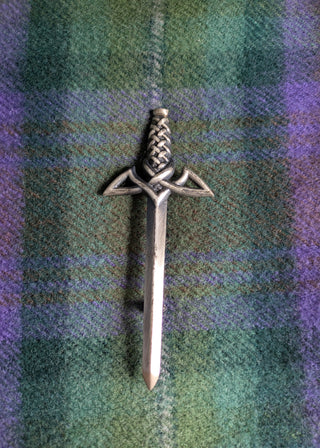 Zu sehen ist eine Kiltnadel in Form eines Schwertes