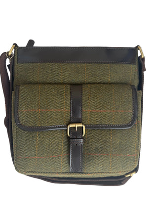 Die Messenger Bag ist aus klassischem Wolltweed und dunkelbraunem Echtleder gefertigt.