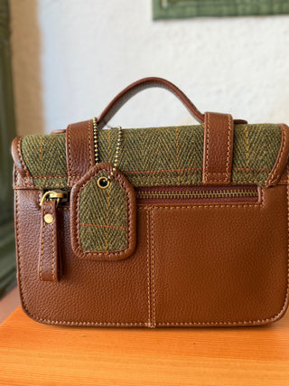 Die Tasche hat hinten ein kleines Fach mit Reißverschluss.