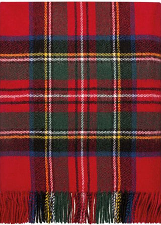 Zu sehen ist eine Lammwolldecke im Royal Stewart Tartan. Vorherrschende Farbe Rot, mit Linien in Blau, Grün, Weiß, Gelb
